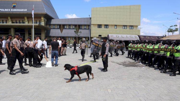 Aksi Polres Sukoharjo Simulasi Pengendalian Massa Dalam Pemilu 2024, Rabu (21/02). Foto: Almira Nindya/RMOLJateng