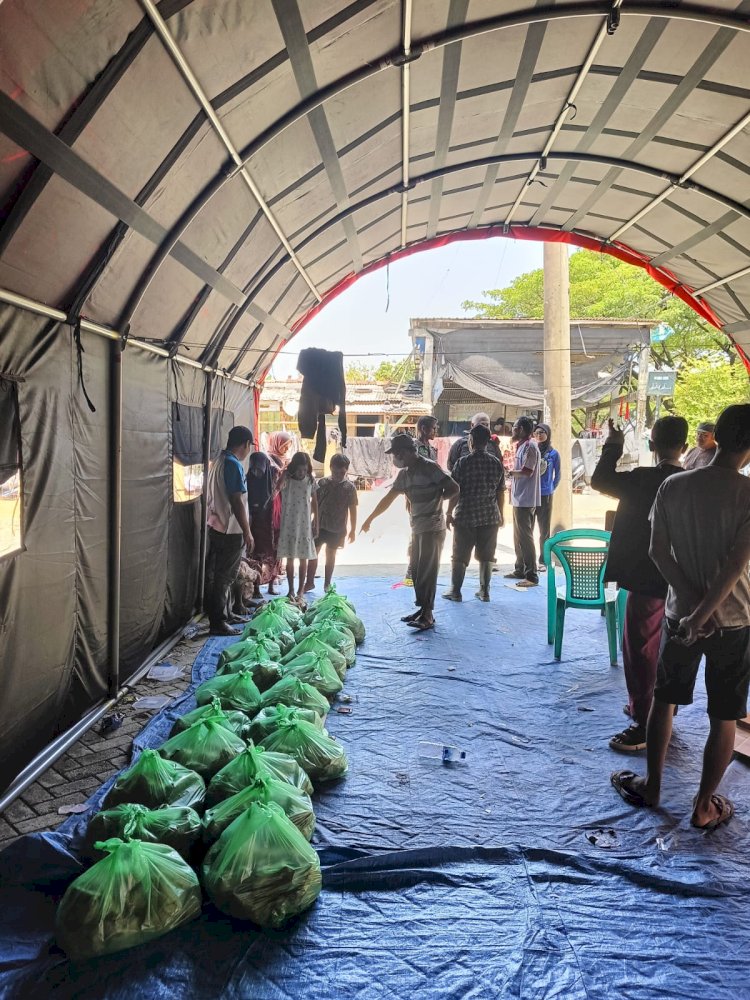 Perwakilan Masyarakat Mengambil Bantuan Di Posko Binda Jateng Di Desa Wonoketingal, Rabu (21/02). Foto: Nungky S Nurhidayanto