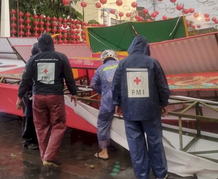 Tim Satgana PMI Solo, singkirkan gapura Imlek yang roboh. Almira Nindya/Dok.RMOLJateng