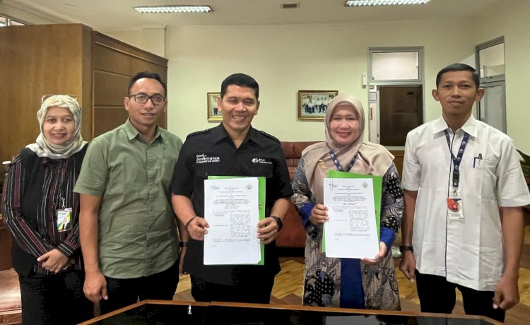 penandatanganan MoU antara Rektor UKH Dheny Rohmatika,S.Si.T. Bdn.M.kes dengan Teguh Wiyono Kepala Kantor BPJS Ketenagakerjaan cabang Surakarta. Almira Nindya/Dok.RMOLJateng