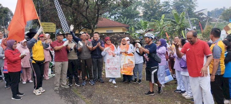 Pj Wali Kota Yasip Khasani dan Kapolres Salatiga AKPB Aryuni Novitasari melepas peserta jalan sehat sambil memungut sampah di Bulu, Tegalrejo, Salatiga, Jumat (23/2). Erna Yunus B/Dok.RMOLJateng