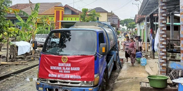Binda Jateng salurkan air bersih di desa Wonoketingal, Karanganyar, Demak, Jumat (23/2). RMOL Jateng