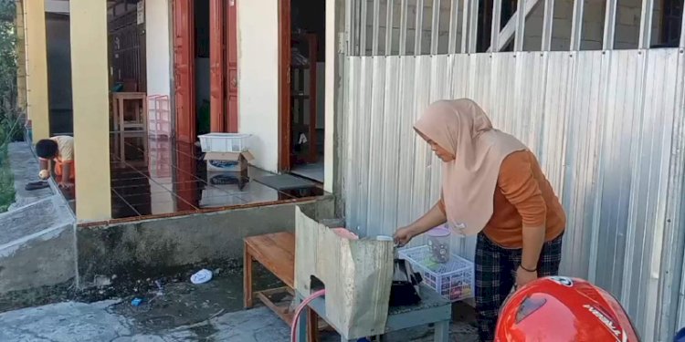 Warga Grobogan manfaatkan lem untuk antisipasi serbuan lalat, Jumat (23/2) siang. RMOL Jateng