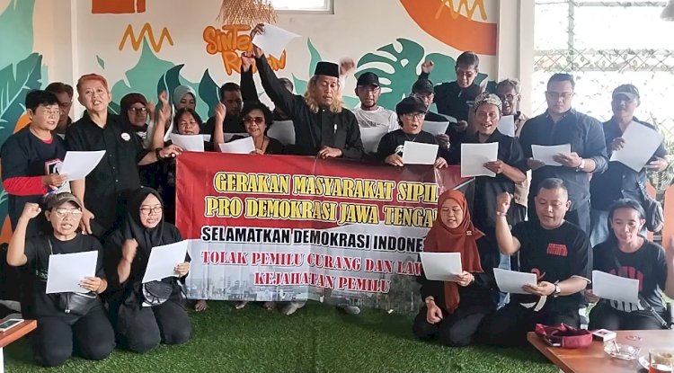 Gerakan Masyarakat Sipil Pro Demokrasi Jawa Tengah saat membacakan Maklumat Rakyat Gugat Pemilu yang serentak di seluruh Indonesia, Sabtu (24/2). Erna Yunus B/Dok.RMOLJateng