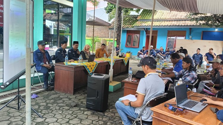Proses rapat pleno terbuka rekapitulasi hasil penghitungan suara Pemilu 2024 di tingkat PPK Tulis. Bakti Buwono/Dok.RMOLJateng