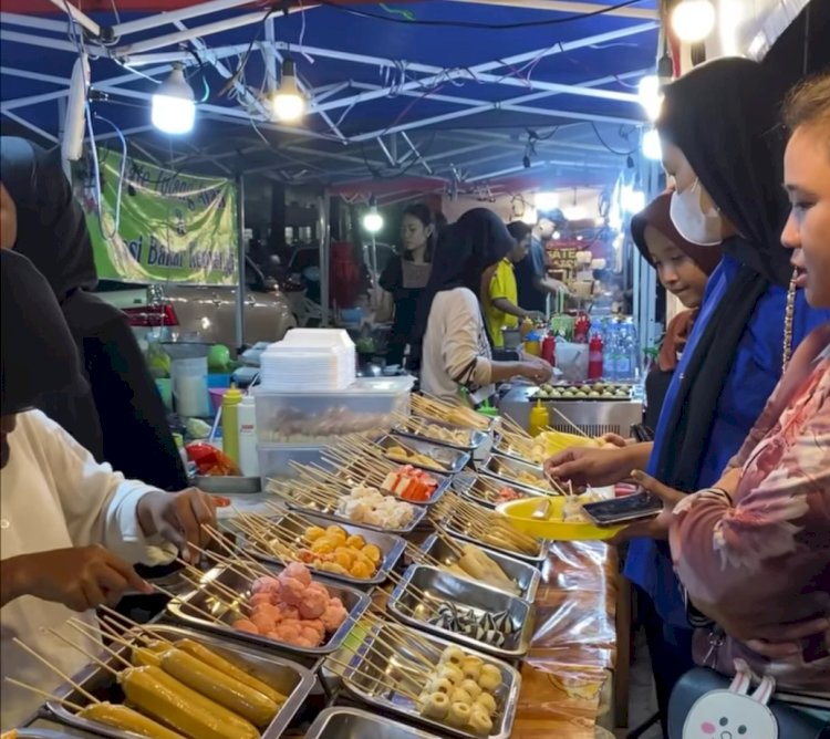 Para pengunjung Pasar Kuliner Kauman bisa menikmati berbagai macam pilihan makanan berat, jajanan, dan minuman yang dijajakan para pedagang dengan harga terjangkau mulai antara Rp 5-30 ribuan. Dicky Aditya/Dok.RMOLJateng