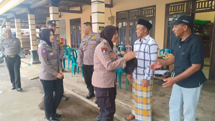 Jajaran Polres Boyolali saat mengunjungi rumah duka anggota KPPS TPS 06 Desa Gubug, Kecamatan Cepogo, Kabupaten Boyolali Giyanti yang meninggal dunia saat pelaksanaan Pemilu 2024, Sabtu (24/2). Erna Yunus B/Dok.RMOLJateng  