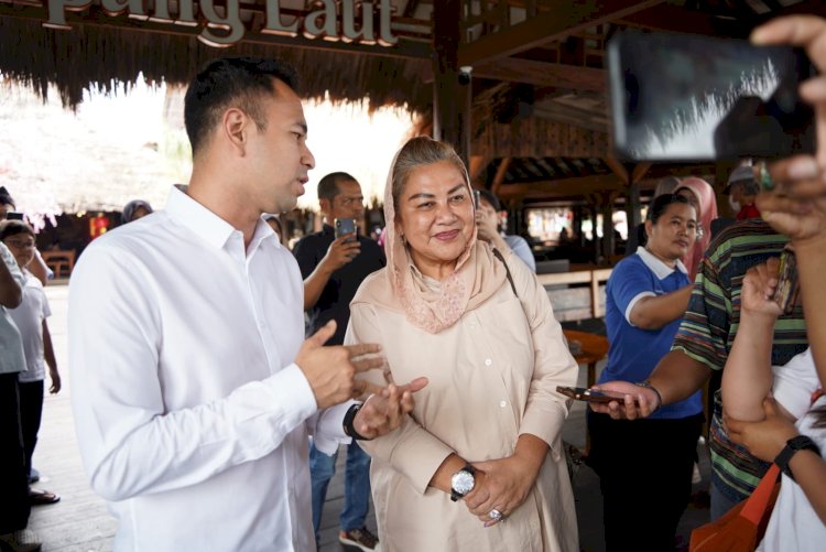 Raffi Ahmad bersama Wali Kota Semarang, Hevearita Gunaryanti Rahayu memberikan keterangan pers di Kampung Laut Semarang, Sabtu (24/2). Umar Dani/Dok.RMOLJateng