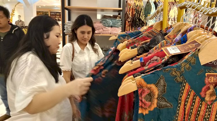 Konsumen yang merupakan wisatawan saat memilih produk Batik Benang Ratu cabang Jalan Gedongpring KD IX,  Bantul, Yogya, seusia grand opening, Sabtu (24/2). Dok.RMOLJateng