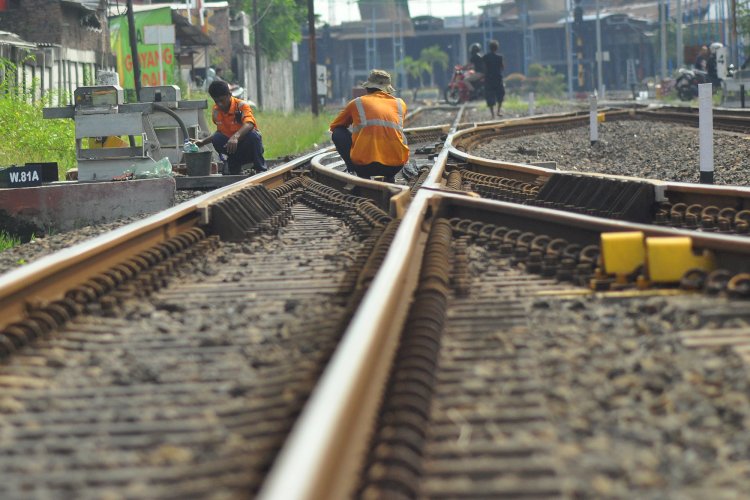 Perawatan Jalur Kereta Api Milik PT KAI Di Kampung Melayu, Kota Semarang, Minggu (25/02). Foto: Wahyu Sulistiyawan/RMOLJateng