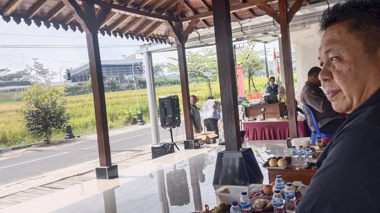 Ketua DPRD Salatiga Dance Ishak Palit saat meninjau irigasi berdampingan dengan Exit Tol Tingkir dari Pendopo Perumahan Tamut, Minggu (25/2). RMOL Jateng