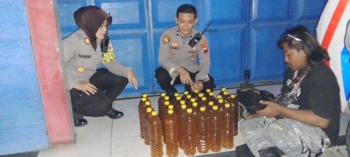 Polisi menunjukkan  barang barang bukti miras. Humas Polres Karanganyar