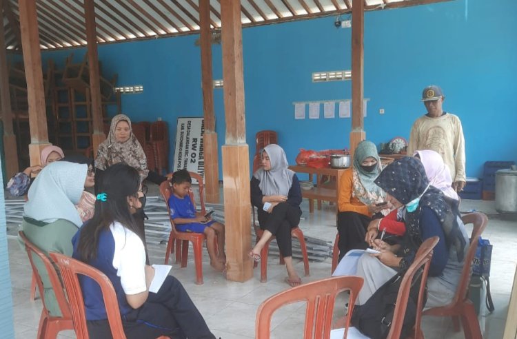 Warga Dalangan Tawangsari yang melakukan asesmen kasus keracunan bersama petugas Puskesmas Tawangsari. Almira Nindya/Dok.RMOLJateng
