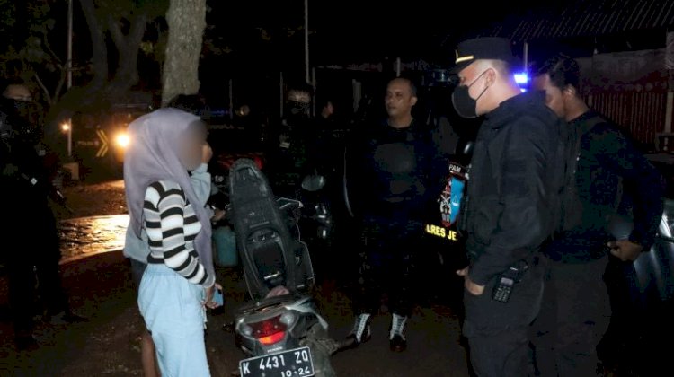 Tim Presisi Siraju Polres Jepara saat berpatroli di pantai wisata Bandengan menemukan pasangan mesum dibalik semak-semak. Arif Edy Purnomo/RMOLJateng