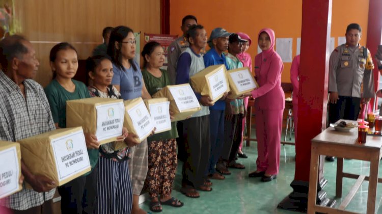 Warga mendapatkan bantuan dari Ketua Bhayangkari Cabang Wonogiri, Ny Andi Muhammad Indra Waspada Amirullah. (Dok. Humas Polres Wonogiri)