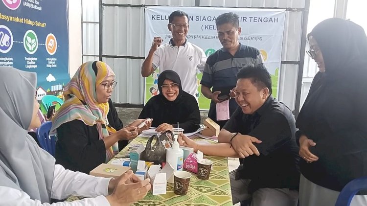Ketua DPRD Salatiga Dance Ishak Palit saat memeriksakan diri dalam kegiatan GERMAS di Balai RW X dibalut peresmian Pendopo RW X Perumahan Taman Mutiara, Tingkir, Salatiga, Minggu (25/2). Erna Yunus B/Dok.RMOLJateng