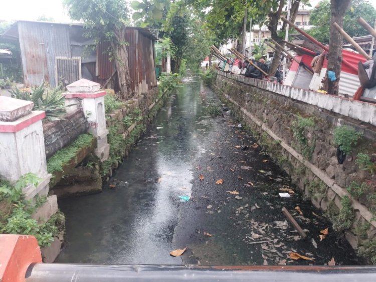 Sungai Bulu Lor Dan Aliran-Aliran Saluran Saling Terhubung Di Sekitarnya Dinormalisasi Serta Dibersihkan Oleh DPU Kota Semarang Untuk Atasi Banjir Agar Tidak Terjadi, Senin (26/02). Foto: Dicky A Wijaya/RMOLJateng