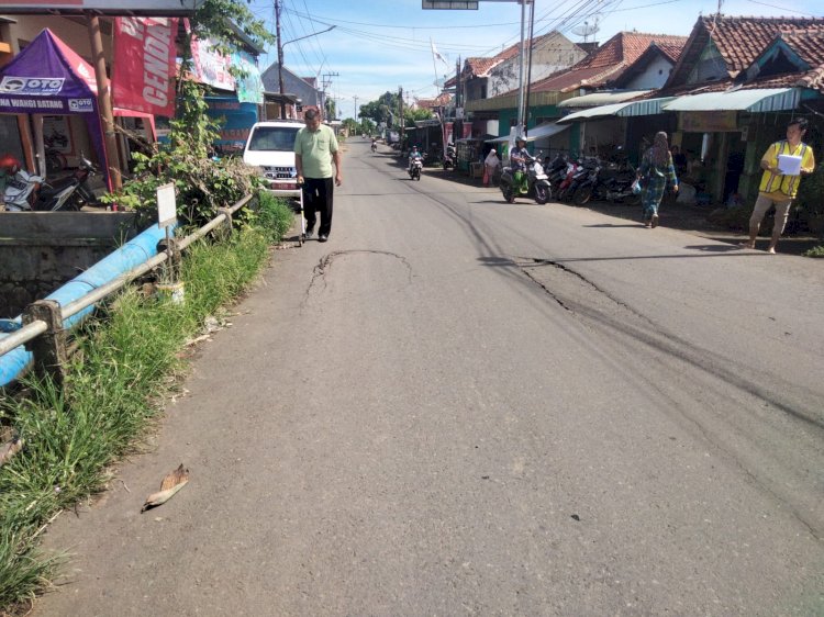 Kondisi Jembatan Dekat Pasar Warungasem Yang Rusak, Senin (26/020. Foto: Bakti Buwono/RMOLJateng