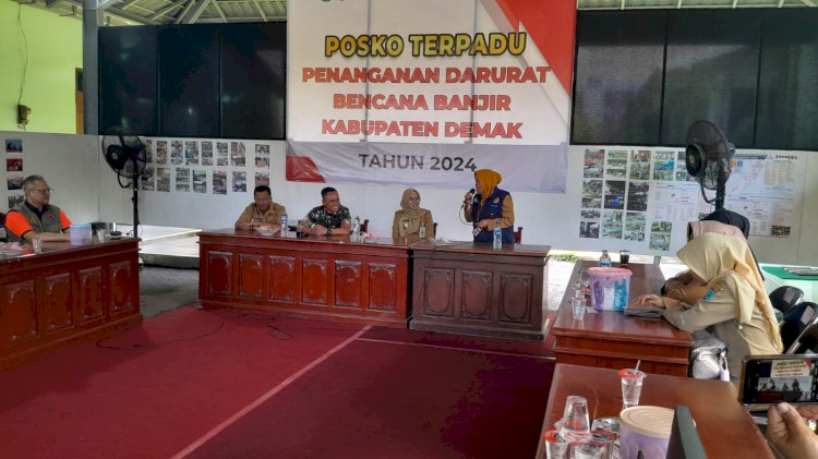 Bupati Demak menerima bantuan dari Sekda Kabupaten Salatiga, di Posko Terpadu, Senin (26/2). Nungky S/Dok.RMOLJateng
