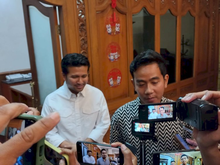 Wagub Jatim Emil Dardak saat bersama Wali Kota Gibran Rakabuming di Kantor Balaikota Surakarta. Almira Nindya/Dok.RMOLJateng