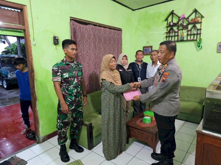 Bantuan tali asih dan paket sembako kepada keluarga Suwarso anggota Linmas yang meninggal. Dian Tanti/Dok.RMOLJateng