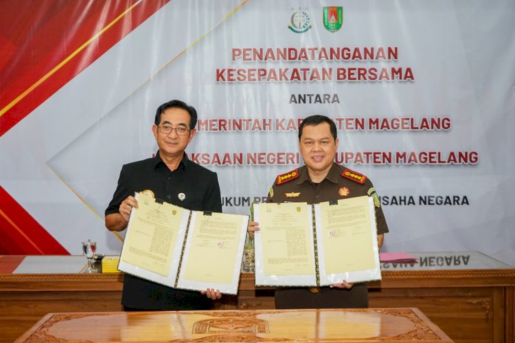 Pj Bupati Sepyo Achanto dan Kajari Zein Yusri Munggaran menanda tangani MoU Kerja Sama Bidang Hukum Perdata Dan Tata Usaha. Tri Budi H/Dok.RMOLJateng