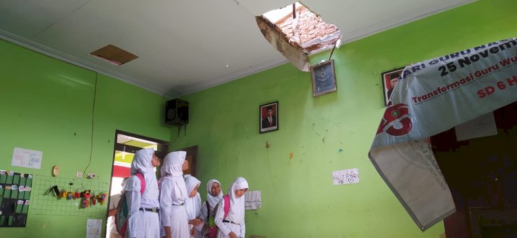 Kontruksi atap di ruang kelas SDN 6 Jekulo Kudus ambruk karena lapuk. Arif Edy Purnomo/RMOLjateng