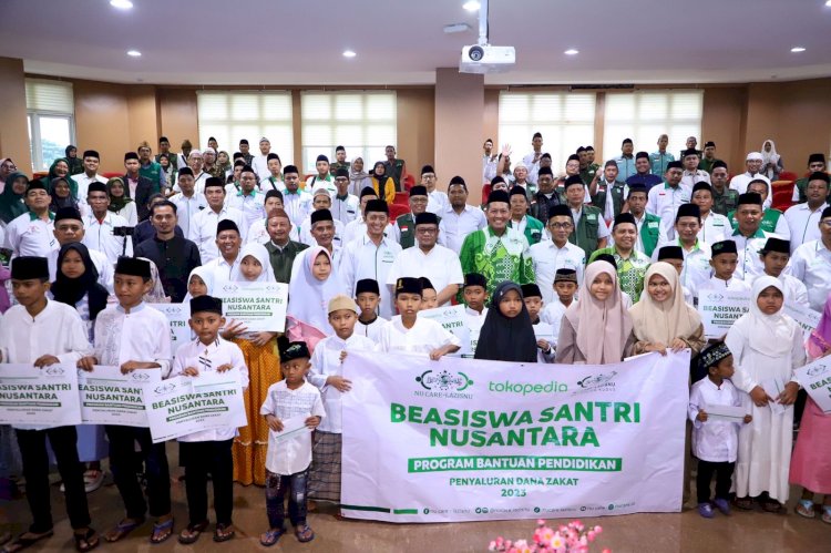 Penjabat Bupati Kudus, Muhamad Hasan Chabibie menyaluran Beasiswa Santri Nusantara di IAIN Kudus. Arif Edy Purnomo/RMOLjateng