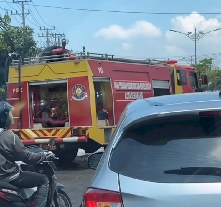 Dinas Pemadam Kebakaran Kota Semarang Membersihkan Tumpahan Cor Yang Membahayakan Pengendara Di Jalan Siliwangi, Semarang, Selasa (27/02). Foto: Dicky A Wijaya/RMOLJateng