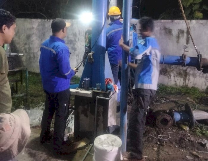 Teknisi PUDAM Tirta Lawu sedang mengganti pompa air yang rusak. Dian Tanti/Dok.RMOLJateng