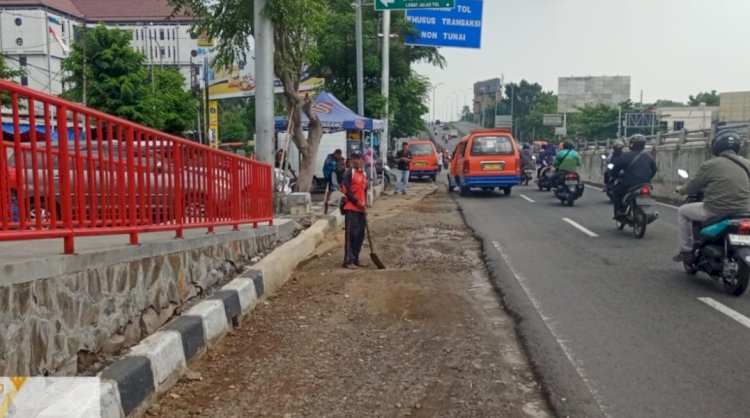 DPU Kota Semarang melakukan perbaikan jalan tidak hanya tambal sulam aspal jalan berlubang tetapi juga meratakan kembali pondasi tanah bahu jalan karena alami kerusakan selama musim hujan. Dicky Aditya/Dok.RMOLJateng
