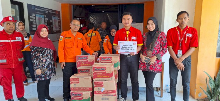 Perusahaan ritel menyalurkan bantuan sembako kepada warga terdampak banjir. Bakti Buwono/Dok.RMOLJateng