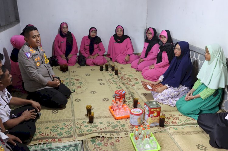 Kapolres Wonogiri AKBP Andi Muhammad Indra Waspada Amirullah saat bersilaturahmi ke rumah duka di Dsn Geneng Desa Tambakmerang, Kecamatan Girimarto, Kabupaten Wonogiri. Rabu (28/2).(dok Humas Polres Wonogiri)