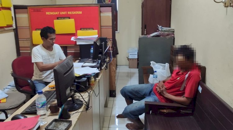 Tersangka pelaku pencurian saat diperiksa polisi. Prayitno/Dok.RMOLJateng