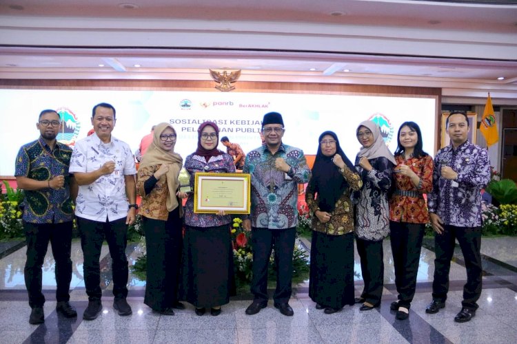 Pj Bupati Kudus Hasan Chabibie bersama Kepala dan pegawai Arpusda Kudus foto bersama usai menerima penghargaan dari Gubernur Jateng. Istimewa