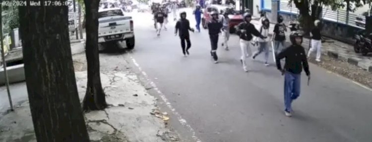 Puluhan Pelajar Memakai Seragam Sekolah Terlibat Tawuran Saling Serang Antar Kelompok Menggunakan Senjata Tajam Dan Kayu Di Jalan Erlangga, Semarang Selatan, Rabu (28/02) Sore. Foto: Dicky A Wijaya/RMOLJateng