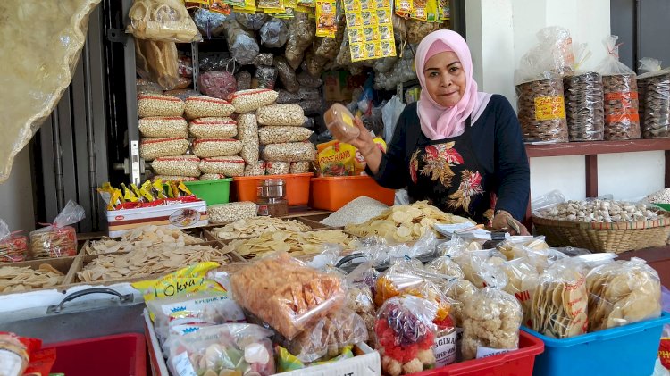 Menjelang Ramadan Dan Idul Fitri, Harga Sejumlah Komoditas Perkebunan Yang Merupakan Favorit Warga Sebagai Sajian Camilan Lebaran, Sejak Dua Pekan Ini Mulai Merambat Naik, Sebagaimana Pantauan Di Kios Sembako Di Pasar Johar Selatan, Semarang, Rabu (29/02). Foto: Soetjipto/RMOLJateng