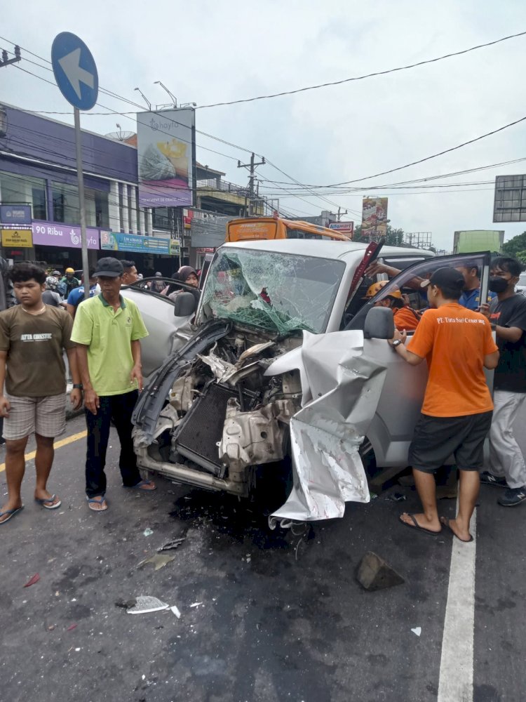RINGSEK: Mobil Suzuki APV Dengan Nopol H 1821 MS Yang Menabrak Kendaraan Didepannya Tepat Di Jalan Diponegoro Ungaran Mengalami Ringsek. Foto: Erna Yunus B/RMOLJateng