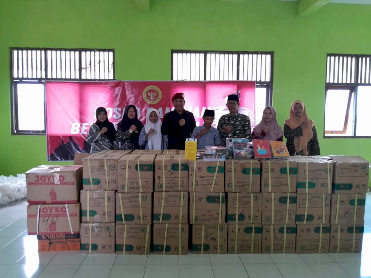 Kepala BIN Daerah Jawa Tengah Berfoto Bersama Perwakilan 10 Sekolah Yang Mendapatkan Bantuan Perlengkapan Sekolah Oleh BIN, Kamis (29/02). Foto: Nungky S Nurhidayanto/RMOLJateng