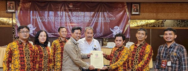 MENYERAHKAN: Ketua KPU Salatiga Menyerahkan Hasil Rekapitulasi Perolehan Suara Tingkat Kota Kepada Salah Seorang Komisioner Bawaslu Disaksikan Ketua Bawaslu Salatiga. Foto: Istimewa/Erna Yunus B/RMOLJateng.