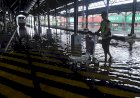 Penumpang Kereta Api Terjebak Di Dalam Stasiun Kereta