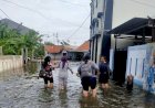 Para Pekerja Kawasan Industri Kaligawe Nekat Menerjang Banjir Untuk Masuk Kerja