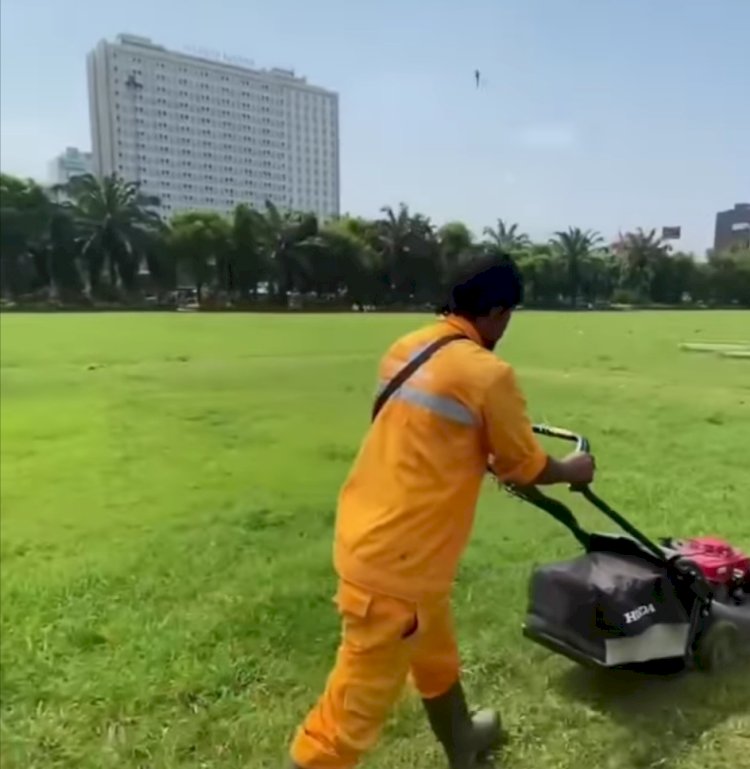 Tim Disperkim Kota Semarang Lakukan Perawatan dan Pemeliharaan Taman Kawasan Simpang Lima Setiap Hari . Foto: Dicky A Wijaya/RMOLJateng