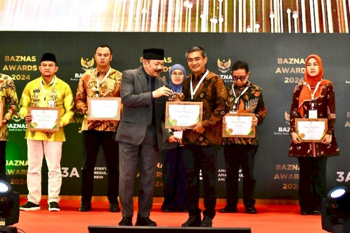 Ketua BAZNAS KH Noor Achmad Menyerahkan Langsung Penghargaan Kepada Pj. Bupati Karanganyar Timotius Suryadi. Foto: Dian Tanti Burhani/RMOLJateng
