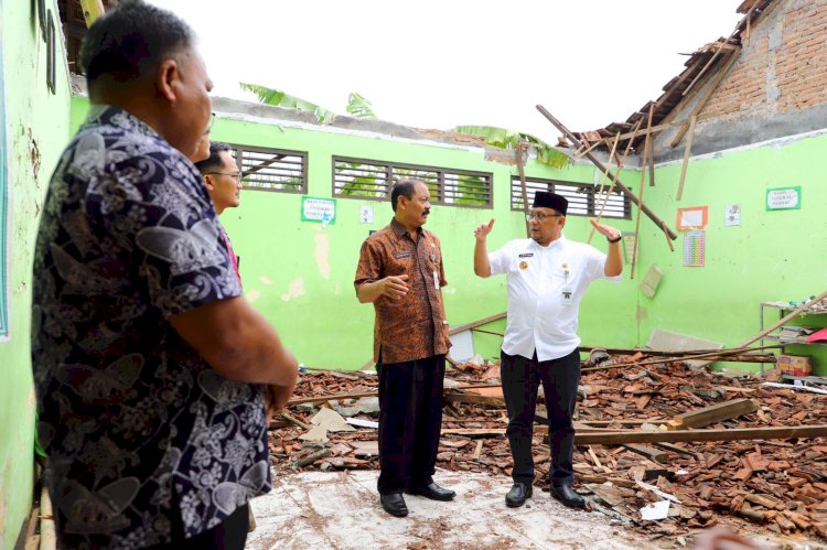 Pj Bupati Kudus Hasan Chabibie dan Kepala Disdikpora Kudus meninjau kondisi kerusakan SD 6 Hadipolo yang ambruk. Arif Edy Purnomo/Dok.RMOLJateng