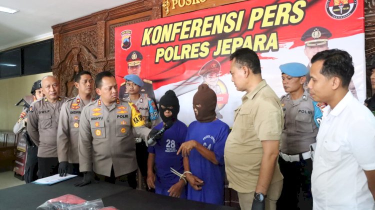 Kapolres Jepara AKBP Wahyu Nugroho Setyawan saat menginterogasi kedua tersangka pencabulan. Arif Edy Purnomo/Dok.RMOLJateng
