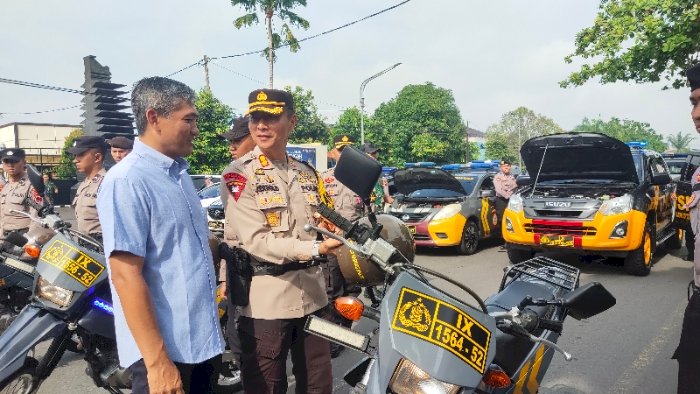 Kapolres Karanganyar AKBP Jerold Hendra Yosef Kumontoy Dan Pj Bupati Karanganyar Tomotius Suryadi Sedang Memerika Kesiapan Personil, Sabtu (02/03). Foto: Dian Tanti Burhani/RMOLJateng