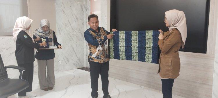 Ketua Tim Media Cetak Ditjen IKP Kemenkominfo, Farida Dewi Maharani saat menerima kenang-kenangan dari Pj Wali Kota Salatiga Yasip Khasani, Sabtu (2/3). Erna Yunus B/Dok.RMOLJateng