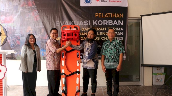 PMI Solo serahkan bantuan peralatan evakuasi untuk ambulan. Dian Tanti/Dok.RMOLJateng