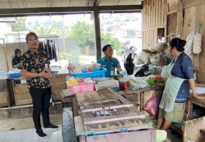 Tim penetapan dan penataan Disdag Kota Semarang lakukan monitoring dan sosialisasi aset pasar kepada pedagang di Pasar Gedawang, Banyumanik. Dicky Aditya/Dok.RMOLJateng